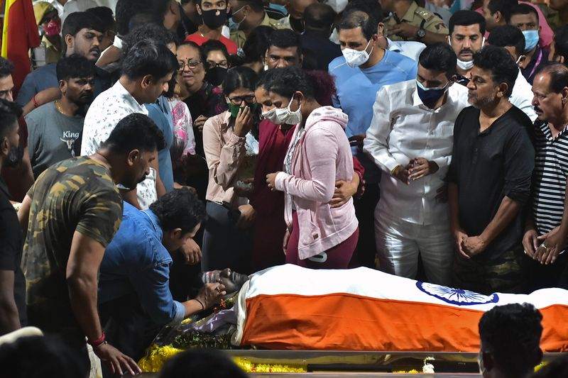 Puneeth Rajkumar's wife and daughter at his funeral