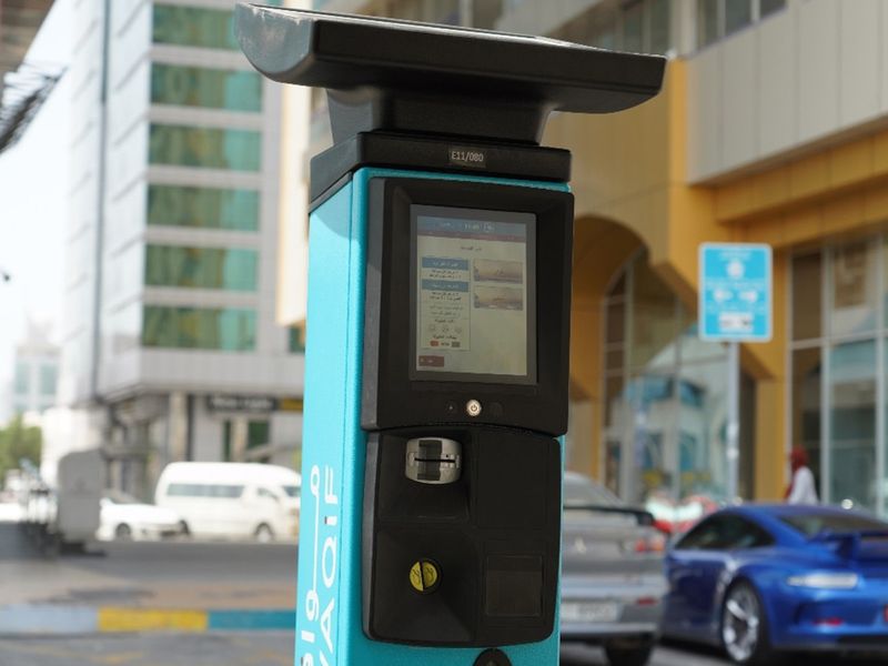 e-parking-abu-dhabi-screen-close-up-1664793569436