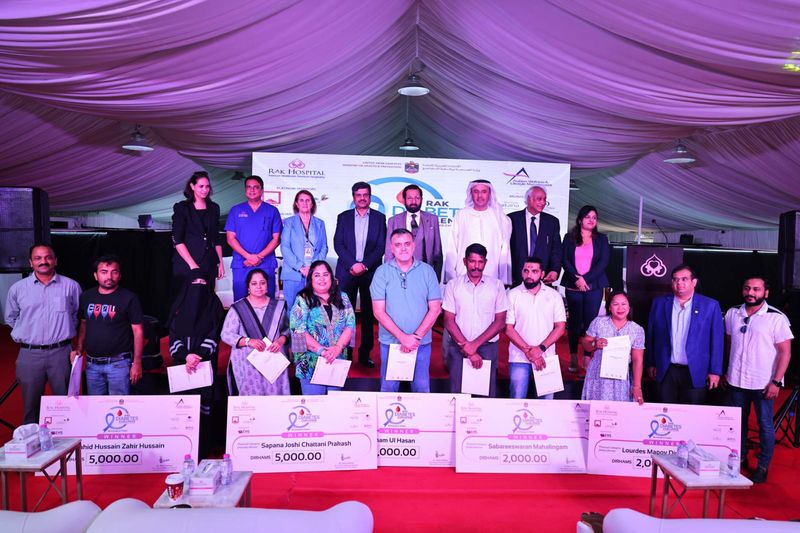 Winners of the RAK Diabetes Challenge 2023 with RAK Hospital Senior Management and Dignitaries-1700045346433