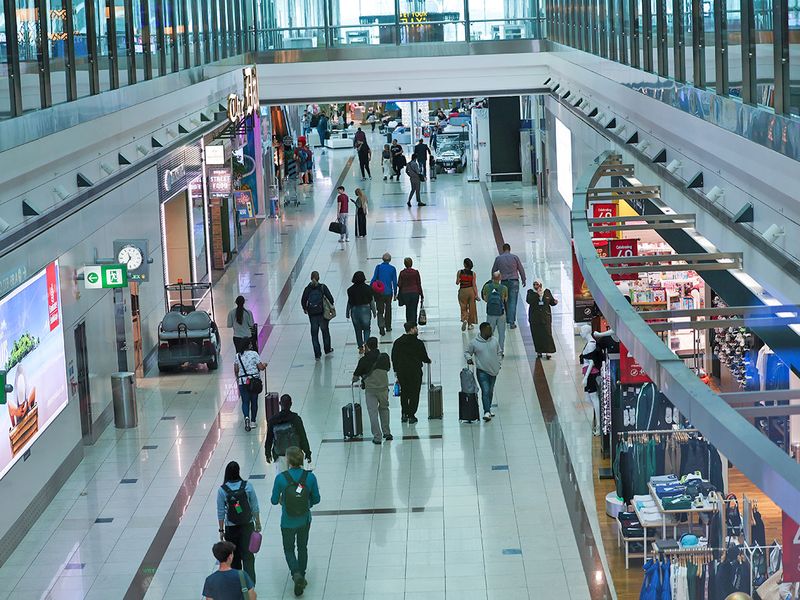 STOCK DUBAI AIRPORT / TERMINAL 3 / EMIRATES