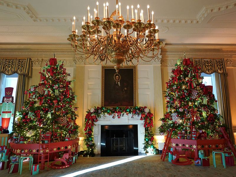 2023-11-27T165424Z_1990866595_RC2OL4AHBDMH_RTRMADP_3_CHRISTMAS-SEASON-WHITE-HOUSE-(Read-Only)