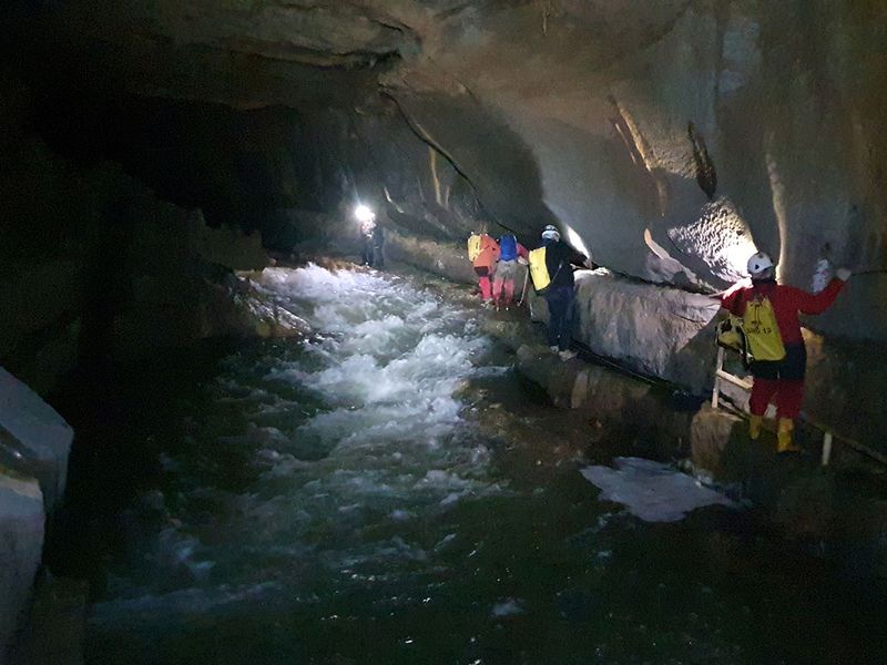 2024-01-07T163429Z_592272897_RC2NC5AUNK3L_RTRMADP_3_SLOVENIA-CAVE-ACCIDENT