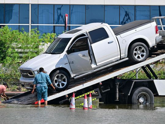 DUBAI RAIN / CAR / FLOODING