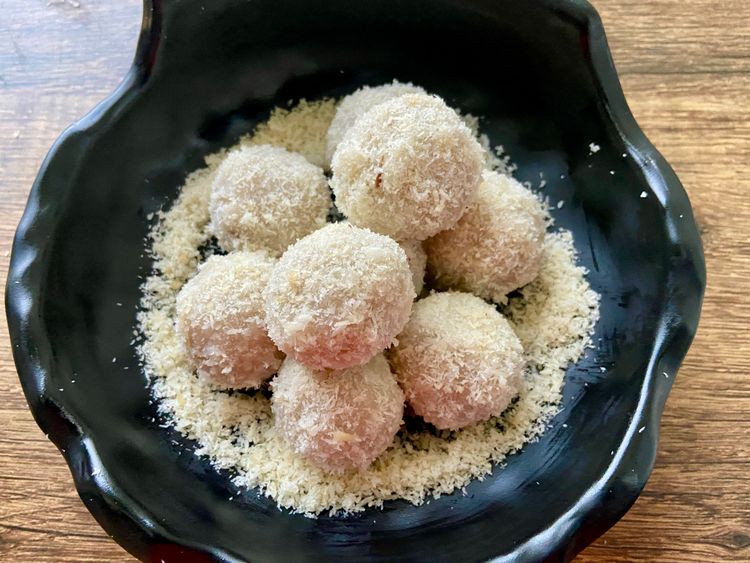 Coat each ball with the grated cake crumbs and serve immediately.